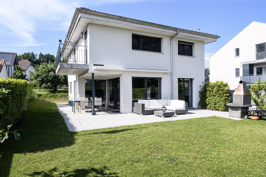außenansicht mit terrasse, wohnraum im freien, property visible, stuckverkleidung, und day time