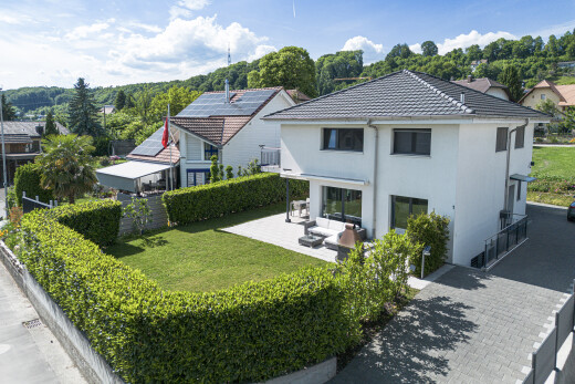 außenansicht mit terrasse, day time, stuckverkleidung, property visible, und zaun