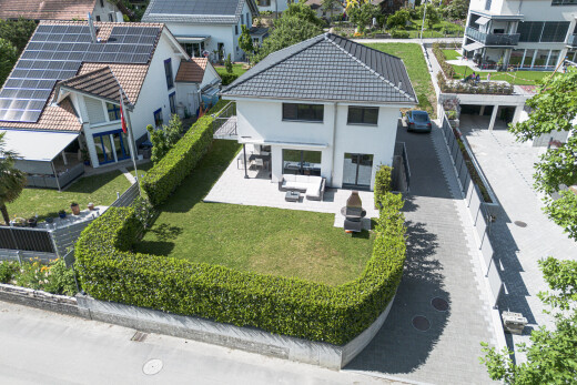 außenansicht mit wohngebietblick, residential view, drone view, terrasse, und stuckverkleidung