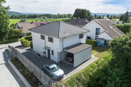 außenansicht mit zaun, drone view, day time, stuckverkleidung, und terrasse