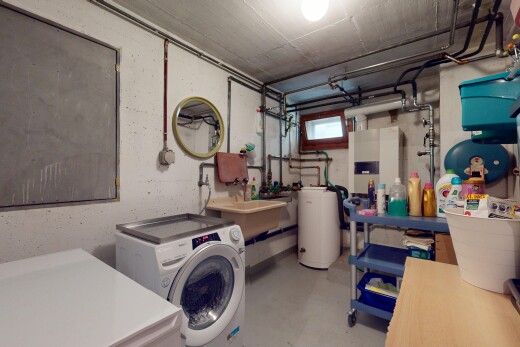 buanderie avec lave-linge et sèche-linge, buanderie, concrete floor, chauffe-eau, et inside property