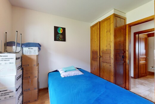 chambre avec cloison sèche, drywall, inside property, et placard