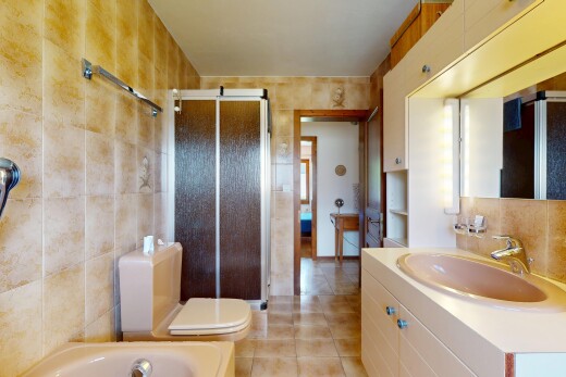 salle de bains avec évier, sol en carrelage, tile floor, inside property, et salle de bain complète