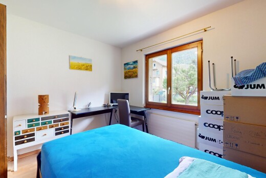 chambre avec télévision, lumière naturelle, natural light, inside property, et cloison sèche