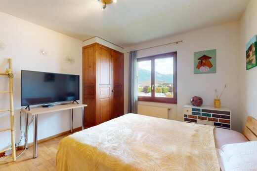 chambre avec télévision, inside property, lumière naturelle, natural light, et sol en finition bois