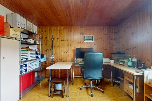 bureau avec télévision, plafond en bois, wood ceiling, inside property, et parquet floor
