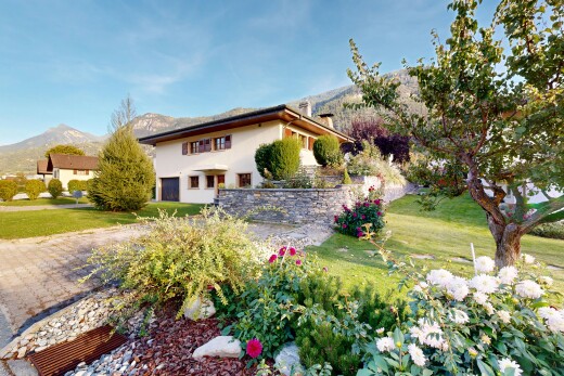 außenansicht mit rasen, property visible, blick auf die berge, mountain view, und day time