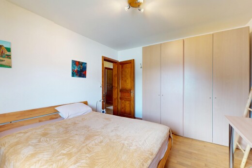 chambre avec inside property, placard, cloison sèche, drywall, et sol en finition bois