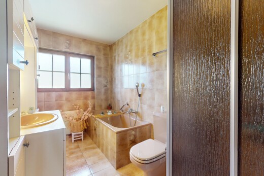 salle de bains avec évier, sol en carrelage, tile floor, inside property, et toilette