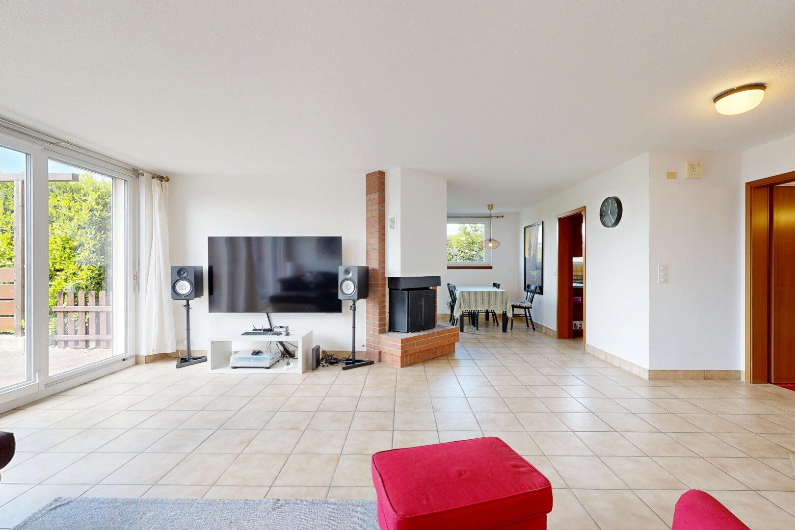 salon avec light floor, inside property, télévision, cloison sèche, et drywall