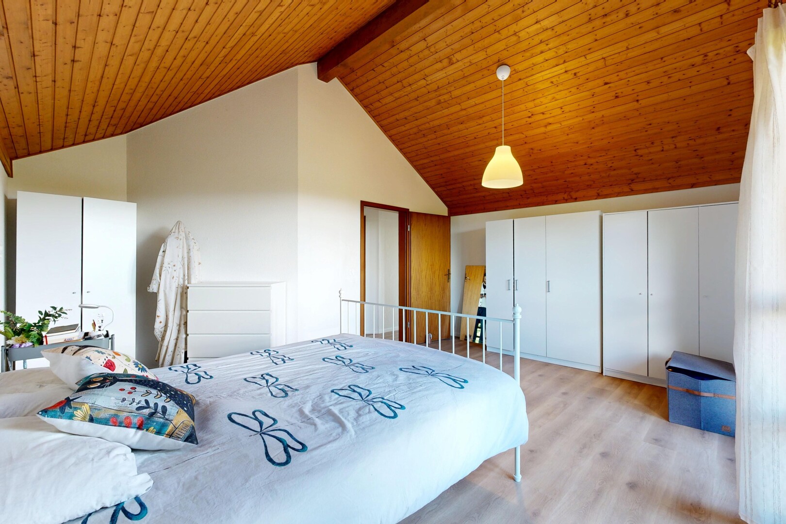 chambre avec plafond en bois, wood ceiling, inside property, plafond à poutres, et beamed ceiling