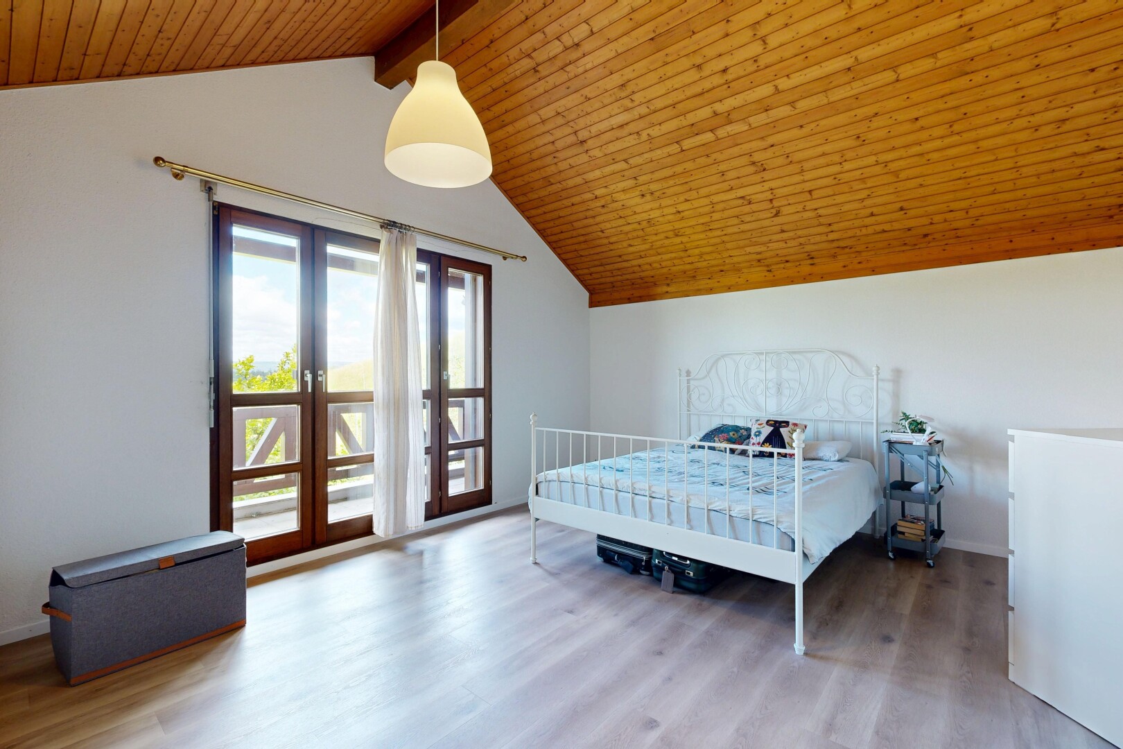 chambre avec lumière naturelle, natural light, inside property, sol en finition bois, et wood finish floor