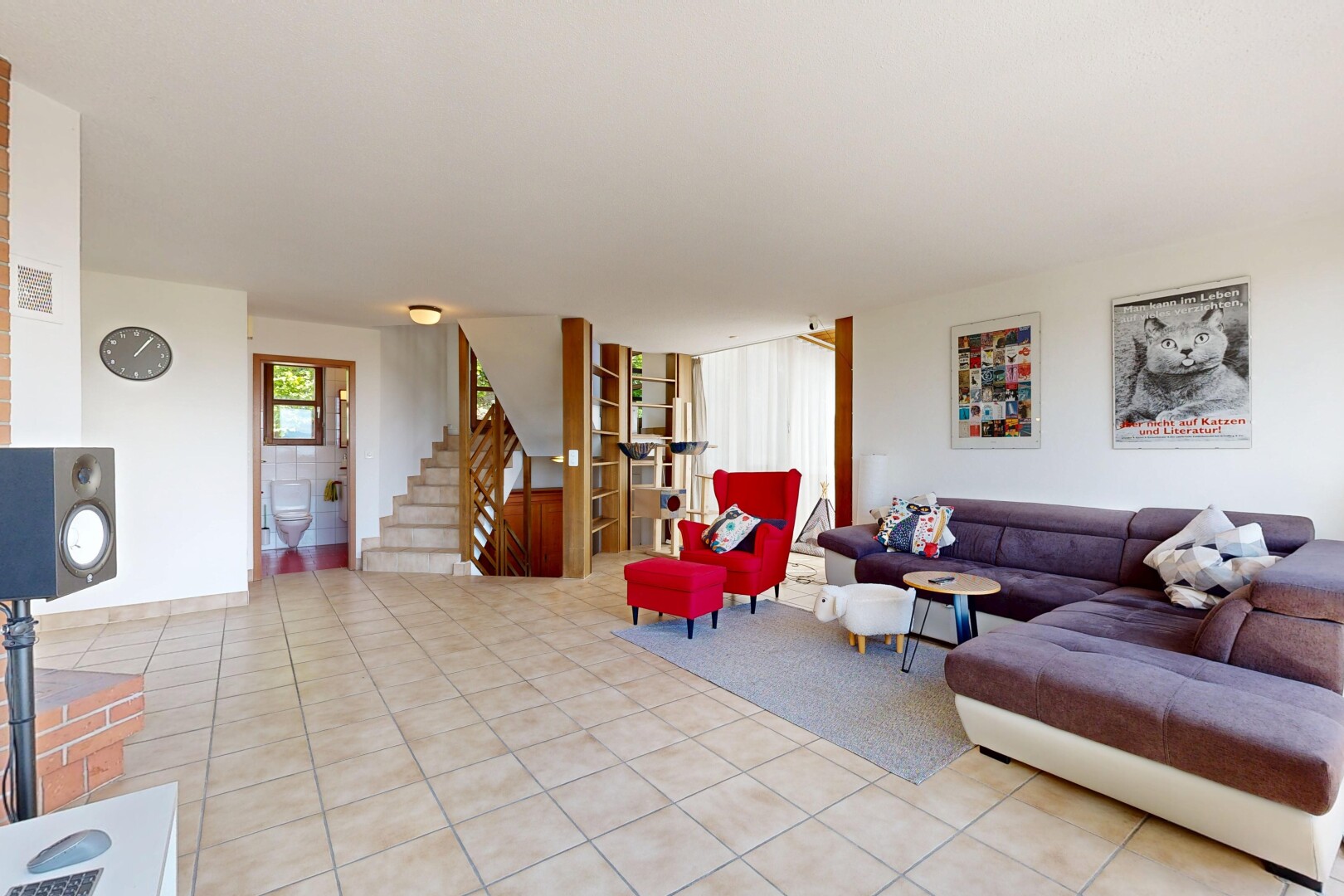salon avec inside property, escaliers, cloison sèche, drywall, et lumière naturelle