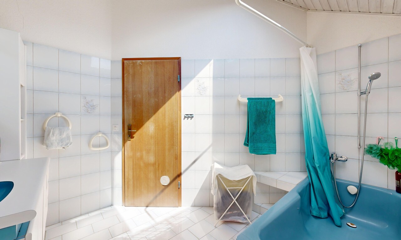 salle de bains avec salle de bain complète, douche-bain combinés, et inside property