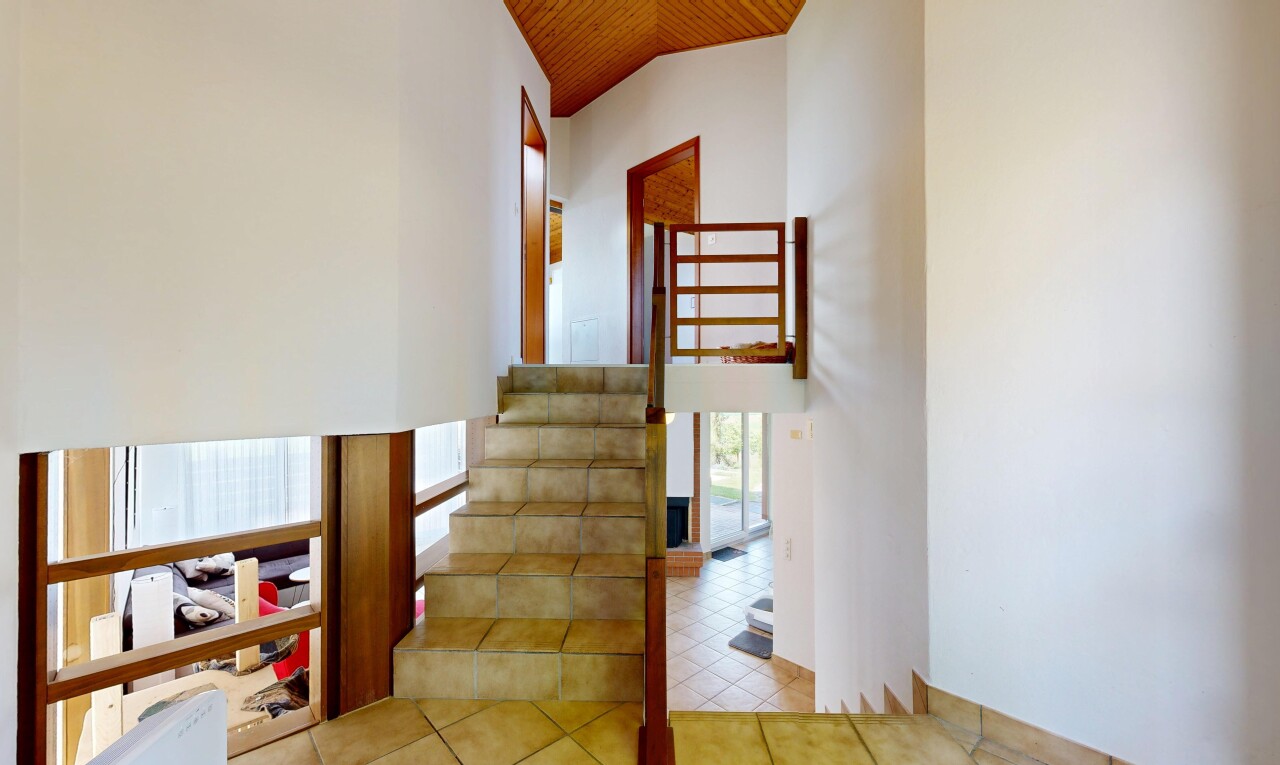 escaliers avec escaliers, inside property, cloison sèche, drywall, et sol en carrelage