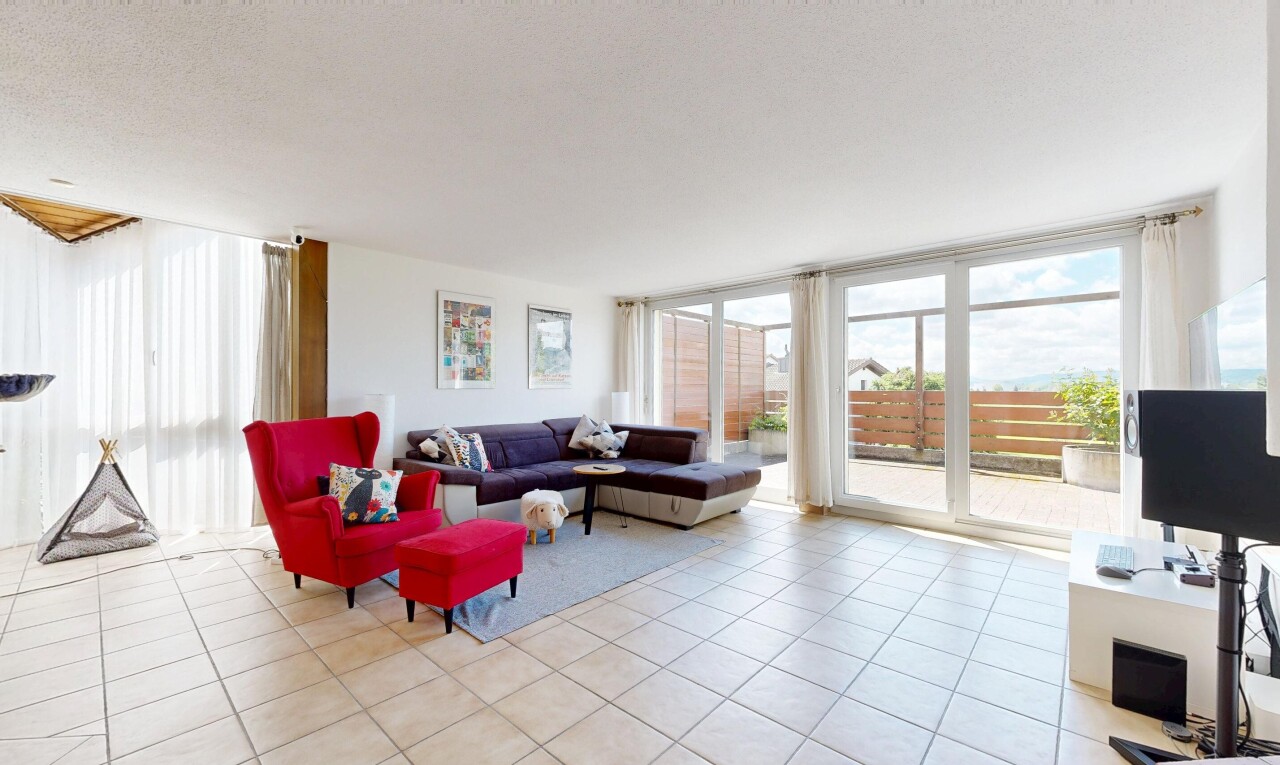 salon avec natural light, lumière naturelle, inside property, télévision, et drywall