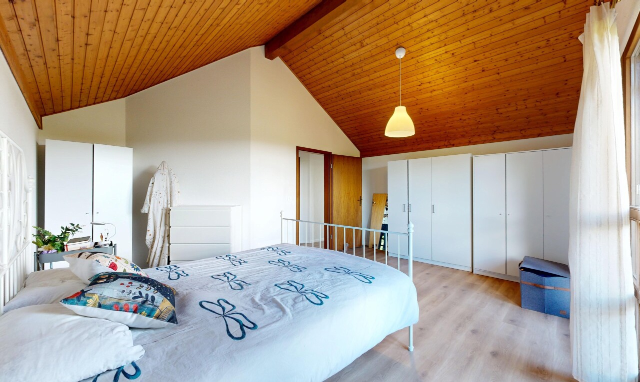 chambre avec plafond en bois, wood ceiling, inside property, plafond à poutres, et beamed ceiling