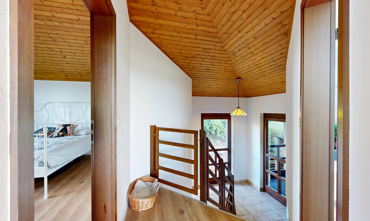 escaliers avec plafond en bois, wood ceiling, inside property, lumière naturelle, et natural light