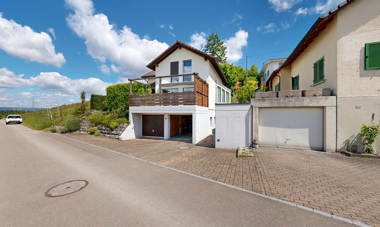 façade avec balcon, property visible, day time, garage intégré, et allée