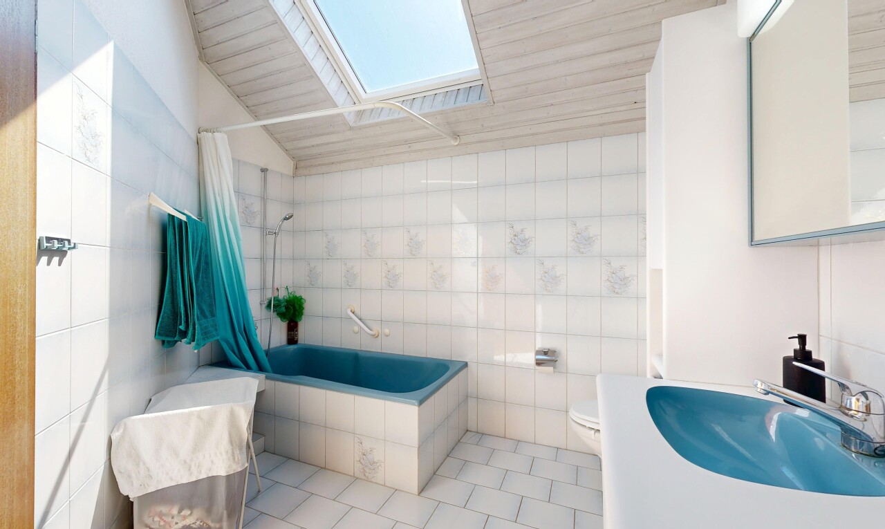 salle de bains avec mur en carrelage, tile wall, light floor, douche-bain combinés, et salle de bain complète