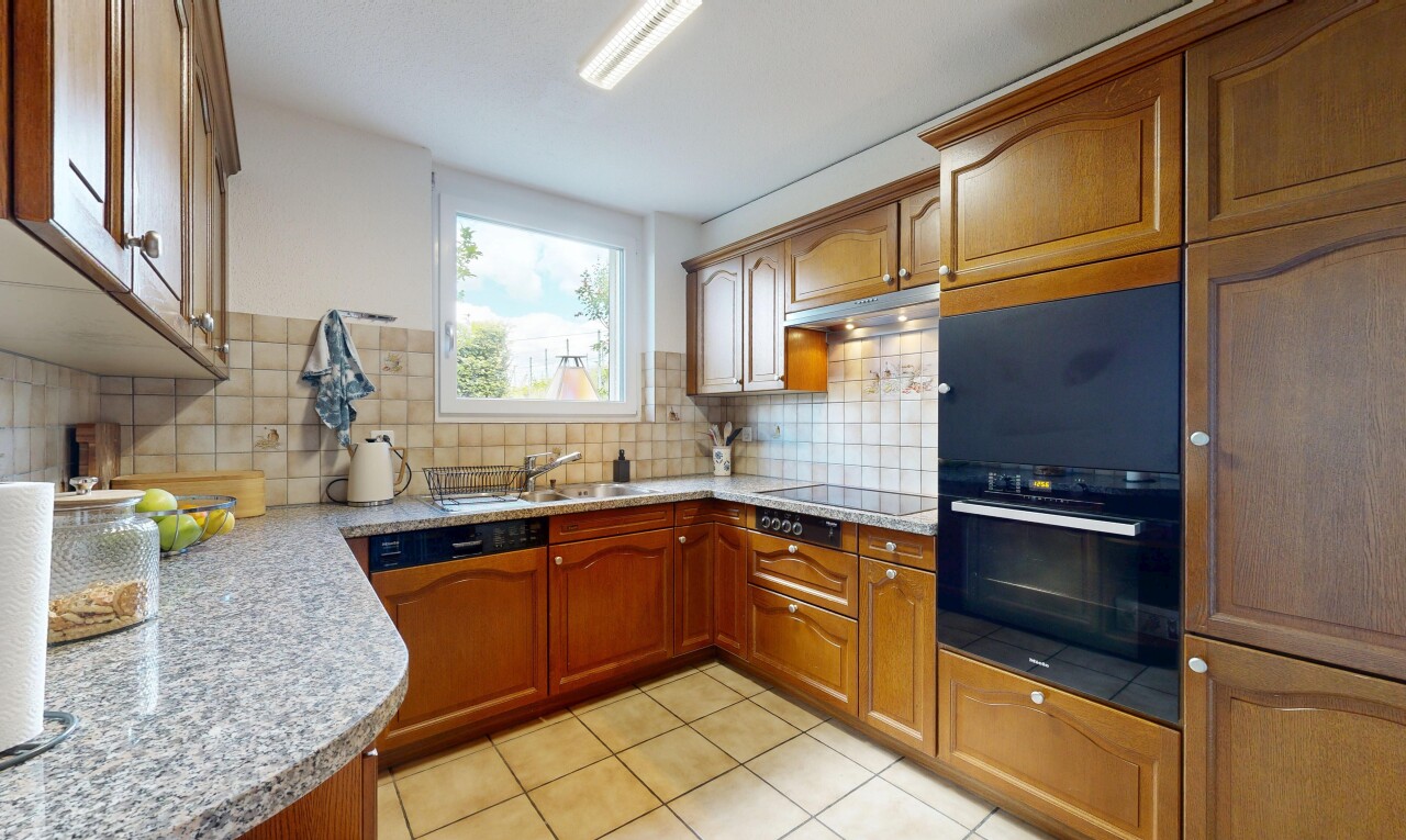 cuisine avec armoires en arc, arched cabinets, light floor, light countertops, et armoires avec moulures