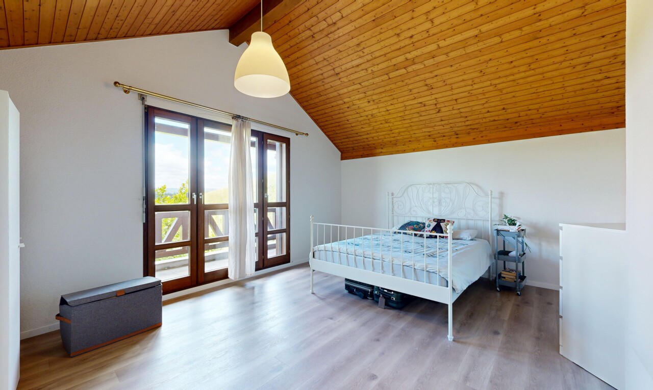 chambre avec lumière naturelle, natural light, inside property, sol en finition bois, et wood finish floor