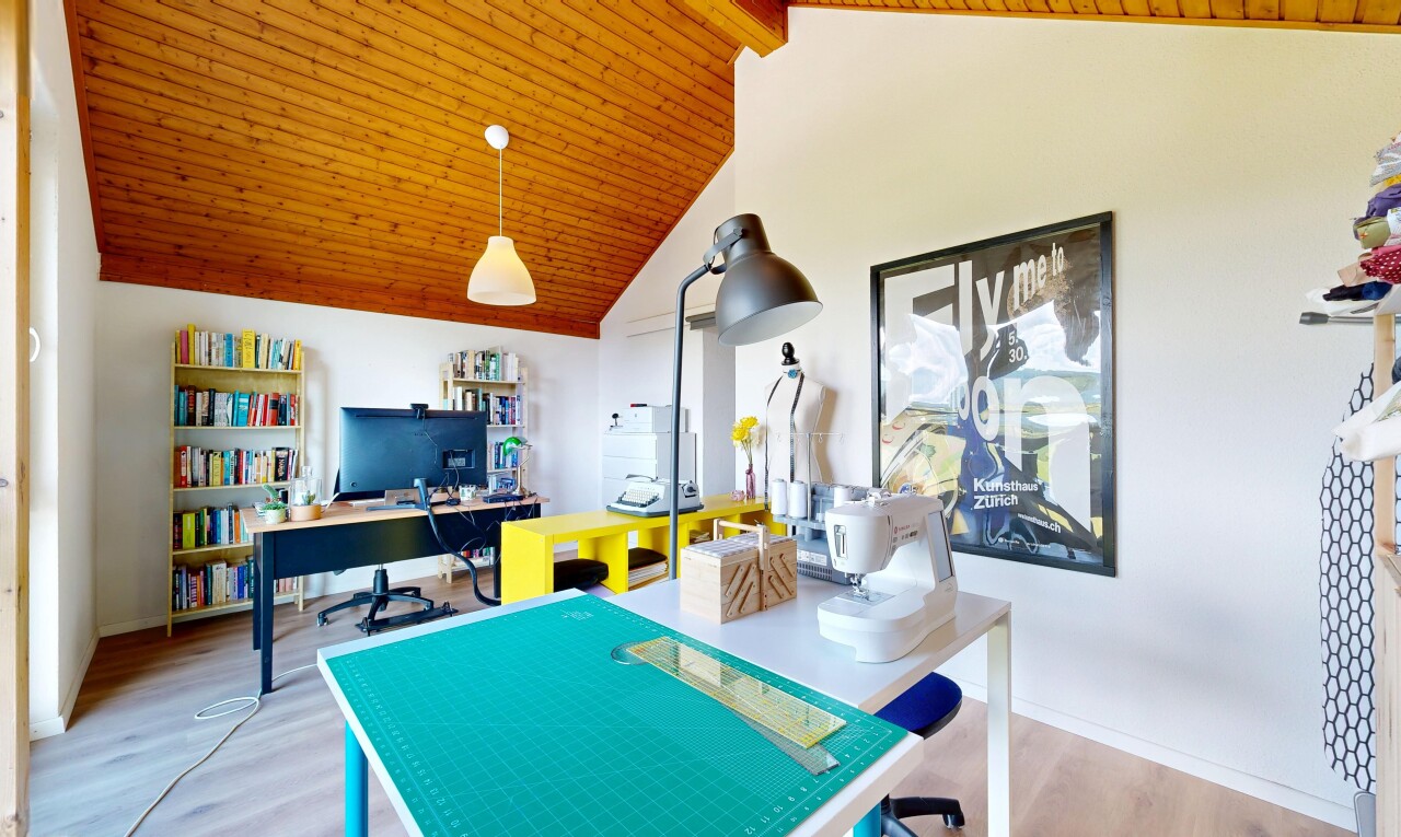 salle à manger avec espace bureau, sol en finition bois, wood finish floor, plafond en bois, et wood ceiling