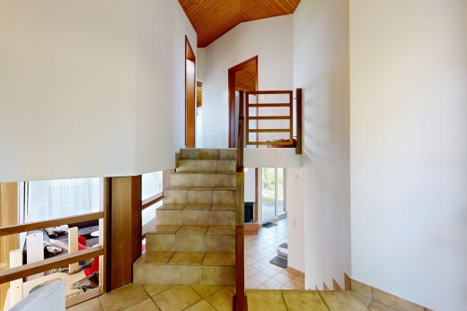 escaliers avec escaliers, inside property, cloison sèche, drywall, et sol en carrelage