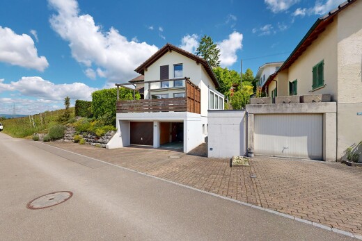 façade avec balcon, property visible, day time, garage intégré, et allée
