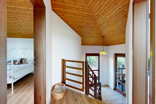 escaliers avec plafond en bois, wood ceiling, inside property, lumière naturelle, et natural light