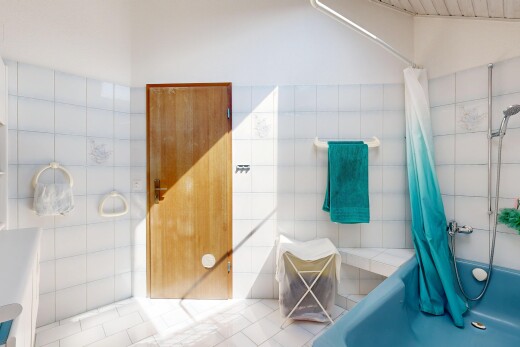 salle de bains avec salle de bain complète, douche-bain combinés, et inside property