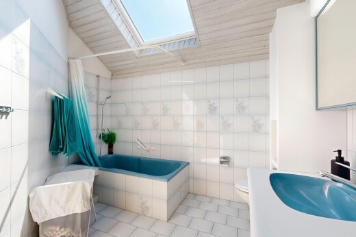 salle de bains avec mur en carrelage, tile wall, light floor, douche-bain combinés, et salle de bain complète