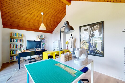 salle à manger avec espace bureau, sol en finition bois, wood finish floor, plafond en bois, et wood ceiling