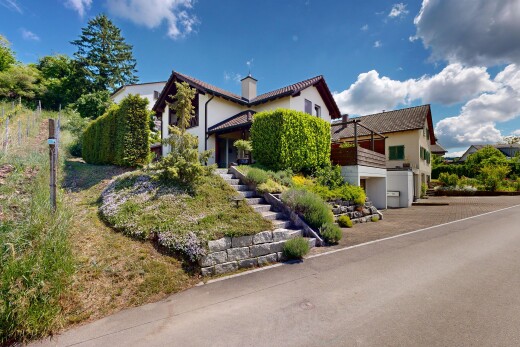 façade avec day time, bardage en stuc, balcon, property visible, et cheminée