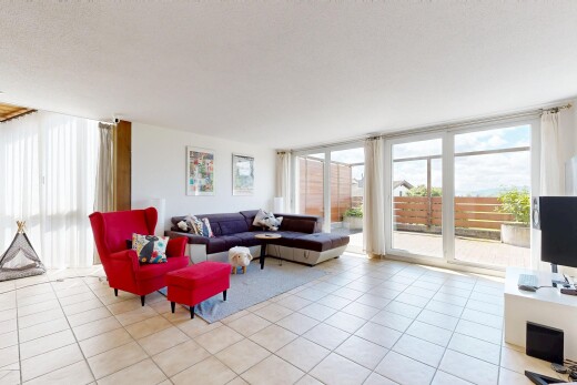 salon avec natural light, lumière naturelle, inside property, télévision, et drywall