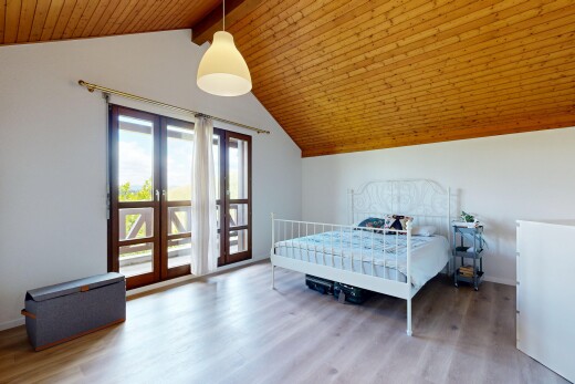 chambre avec lumière naturelle, natural light, inside property, sol en finition bois, et wood finish floor