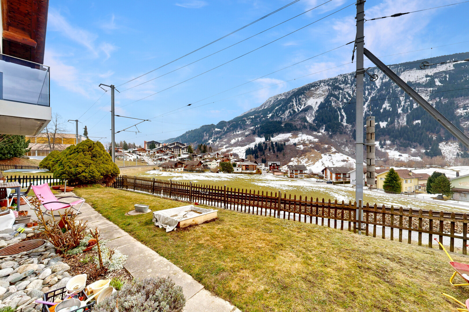 vue sur la montagne avec from property, day time, vue sur la montagne, mountain view, et power lines view