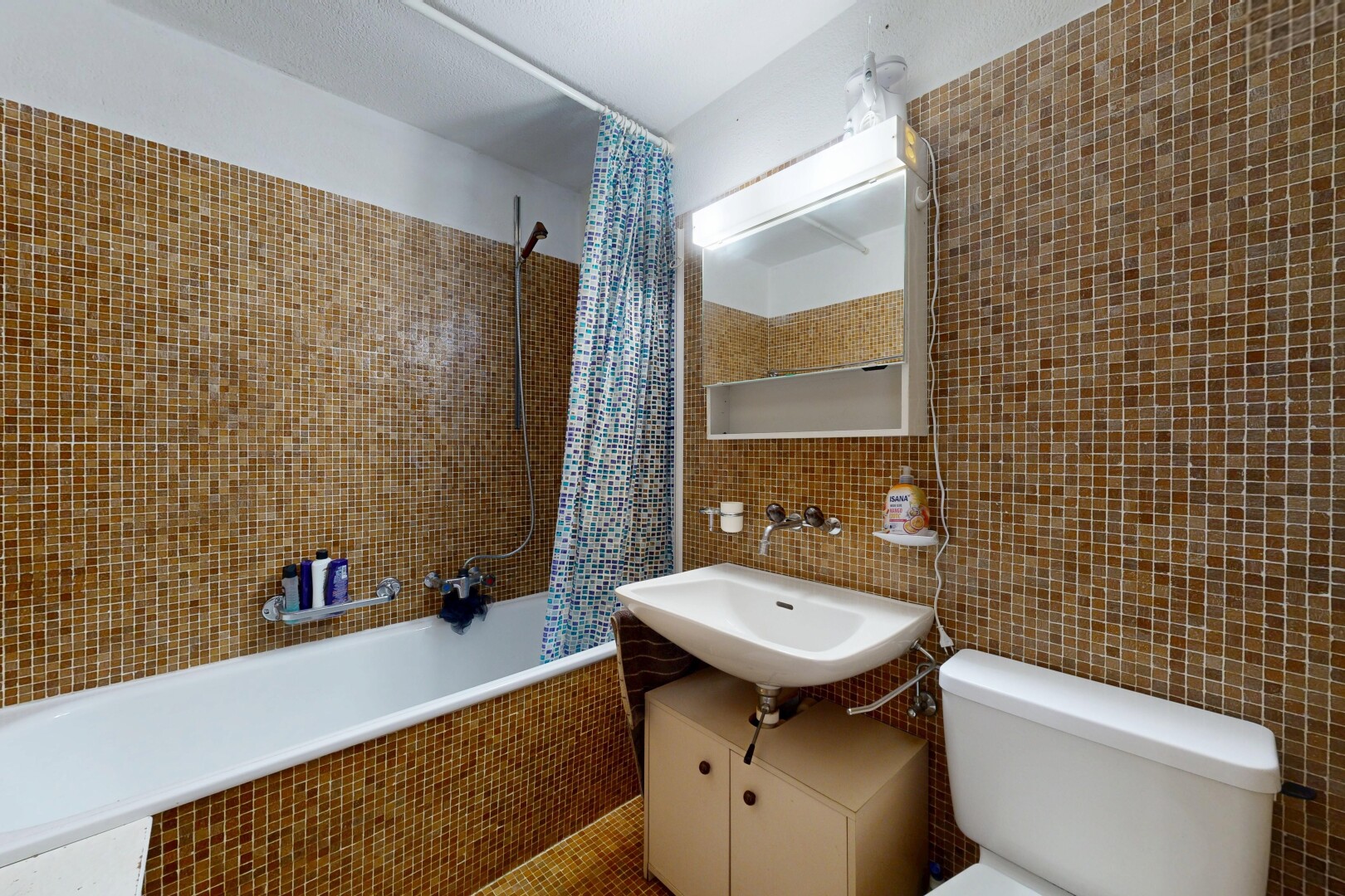 salle de bains avec mur en carrelage, tile wall, miroir, salle de bain complète, et lavabo (ou coiffeuse selon le contexte)