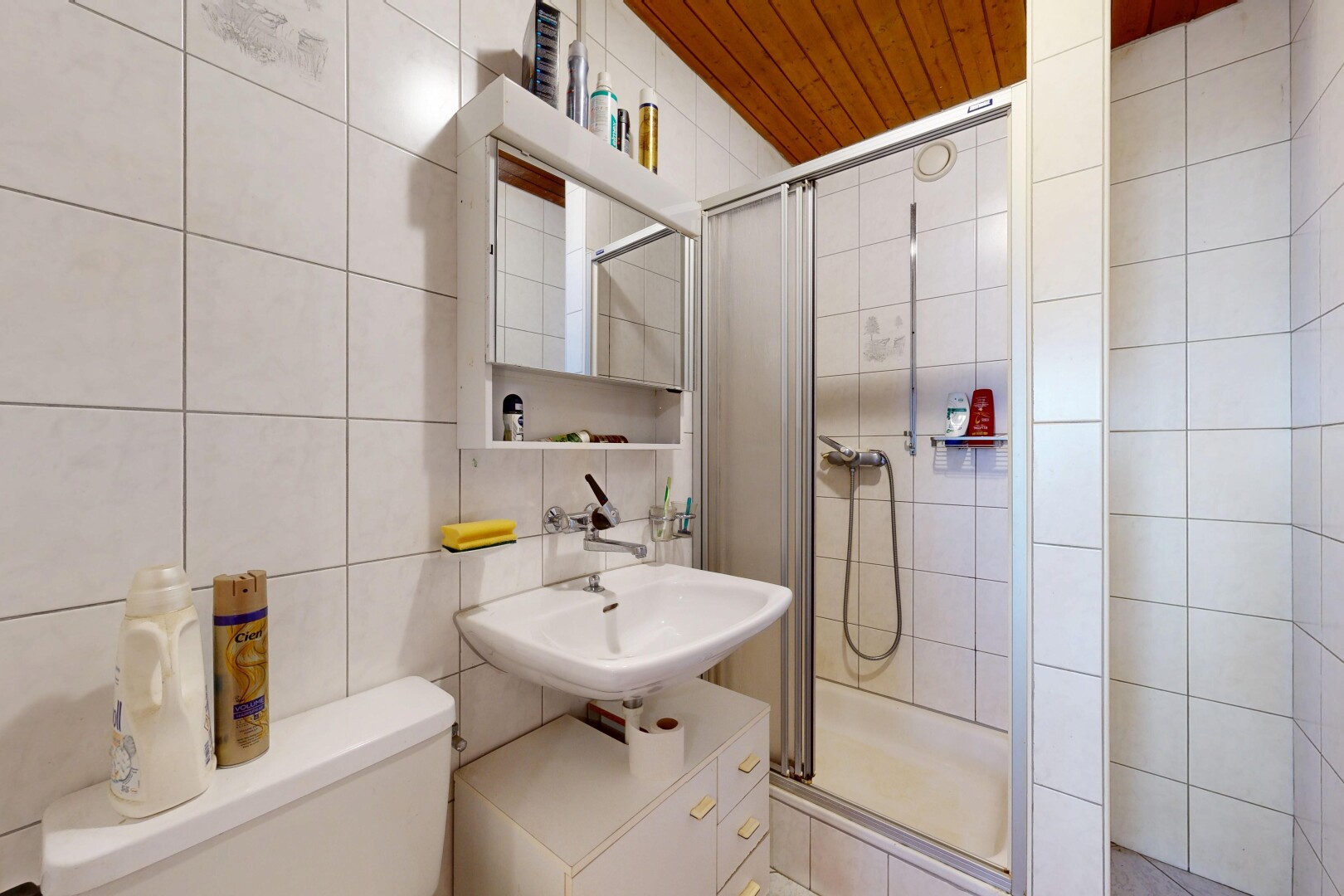 salle de bains avec miroir, douche, mur en carrelage, tile wall, et salle de bain complète
