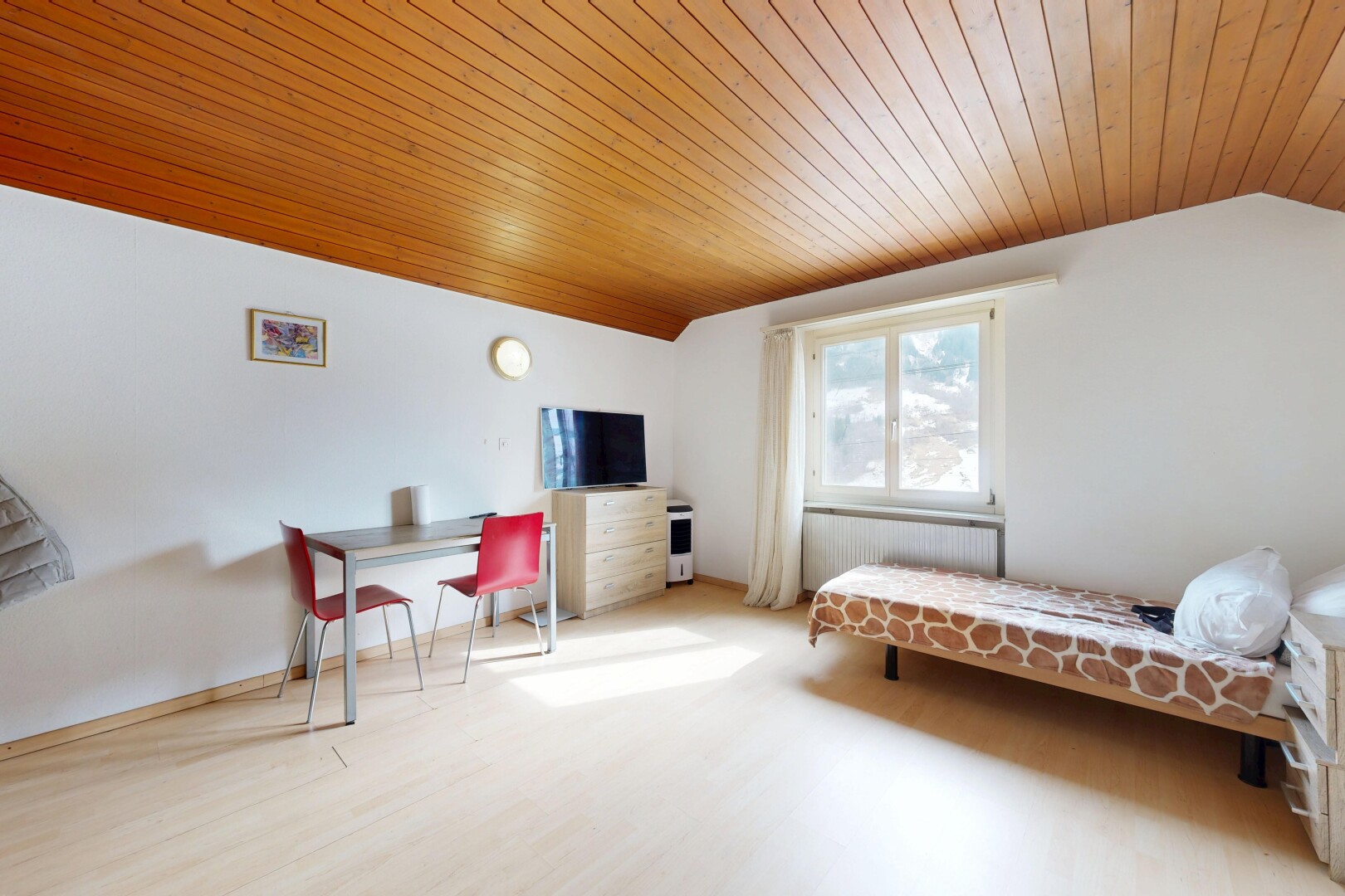 chambre avec plafond voûté, vaulted ceiling, plafond en bois, wood ceiling, et lumière naturelle