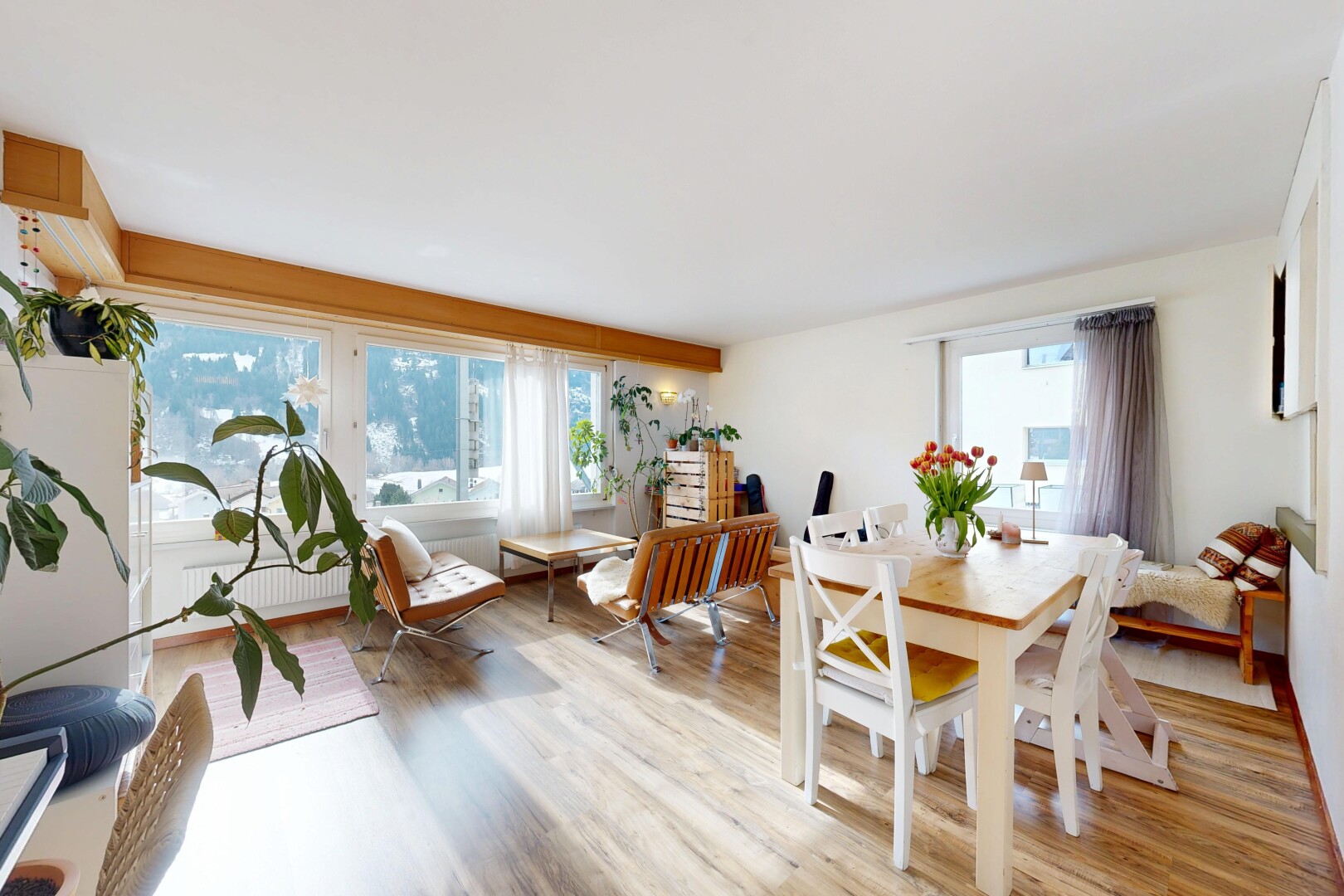salle à manger avec lumière naturelle, natural light, sol en finition bois, wood finish floor, et inside property