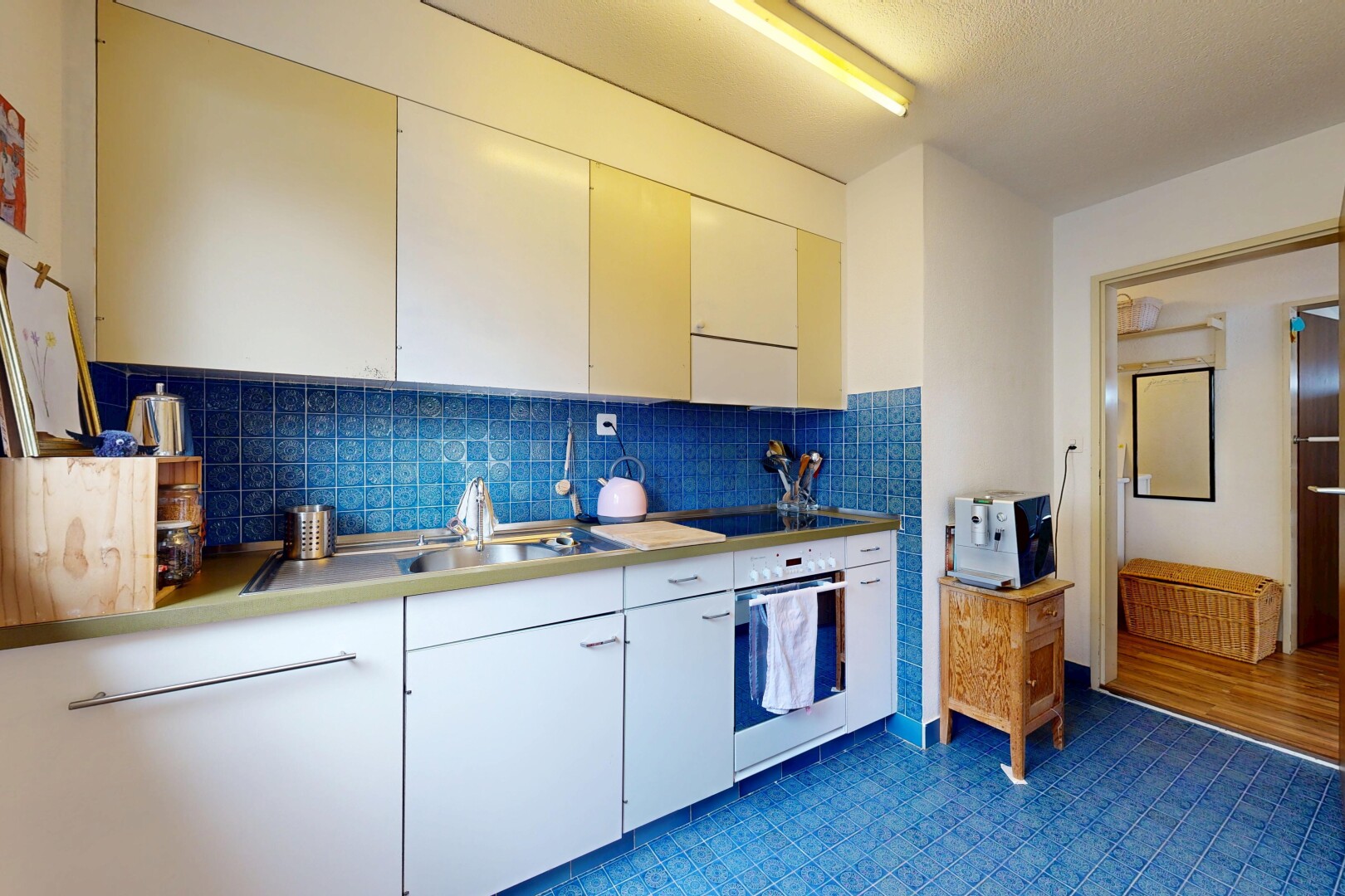 cuisine avec four, armoires blanches, white cabinets, inside property, et cloison sèche