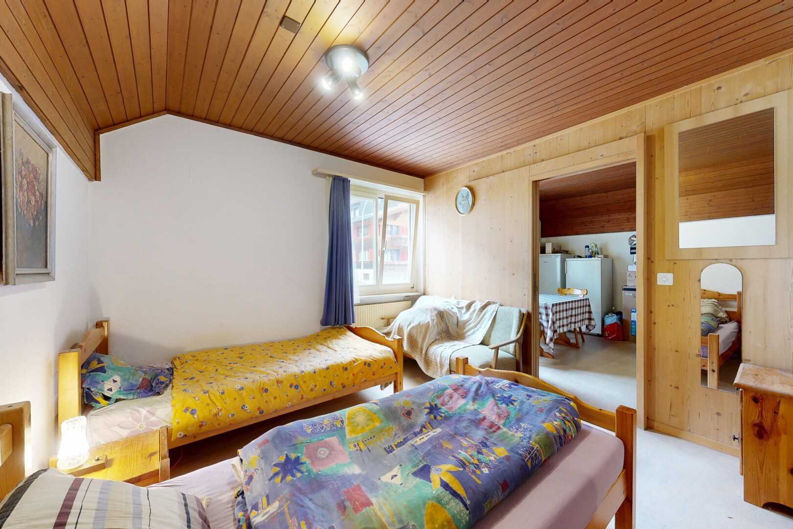 chambre avec plafond en bois, wood ceiling, lumière naturelle, natural light, et inside property
