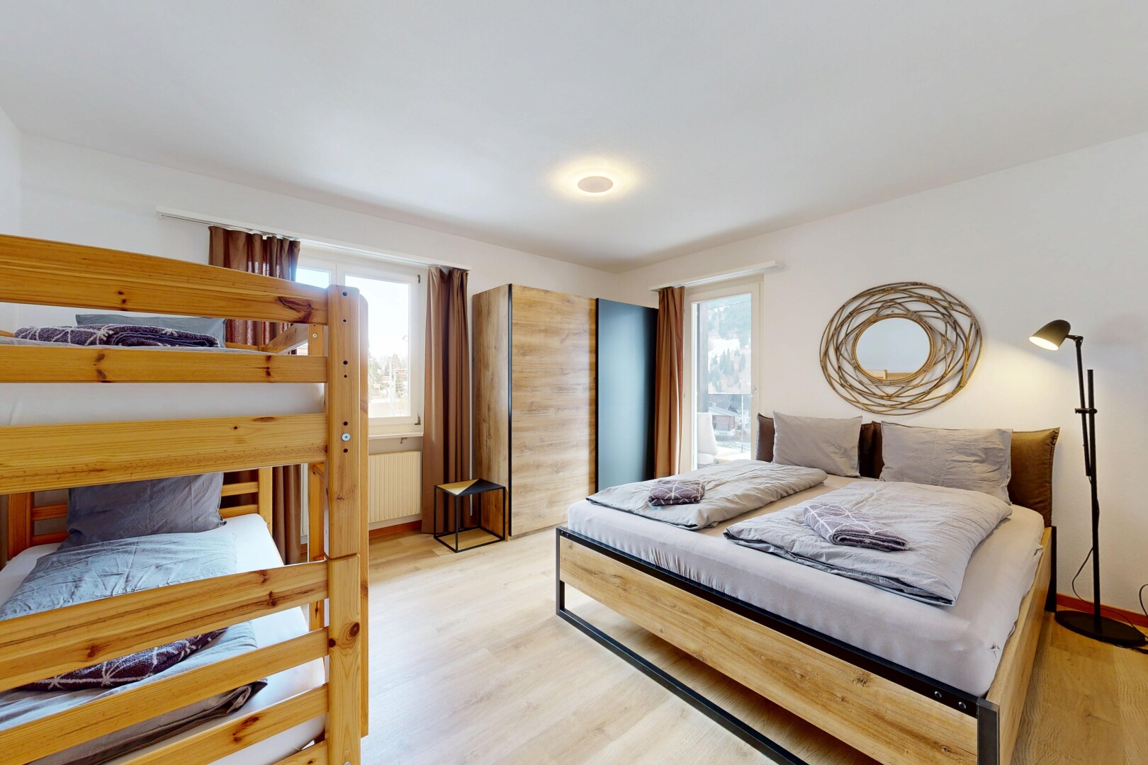 chambre avec sol en finition bois, wood finish floor, cloison sèche, drywall, et inside property