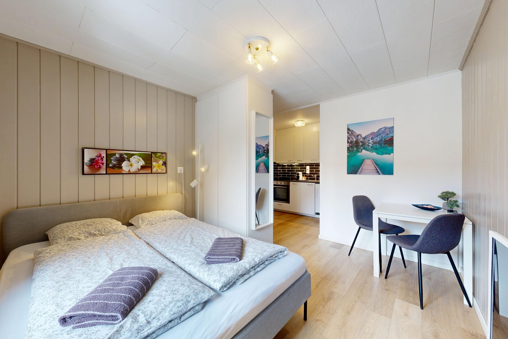 chambre avec sol en finition bois, wood finish floor, inside property, light floor, et salle de bain attenante