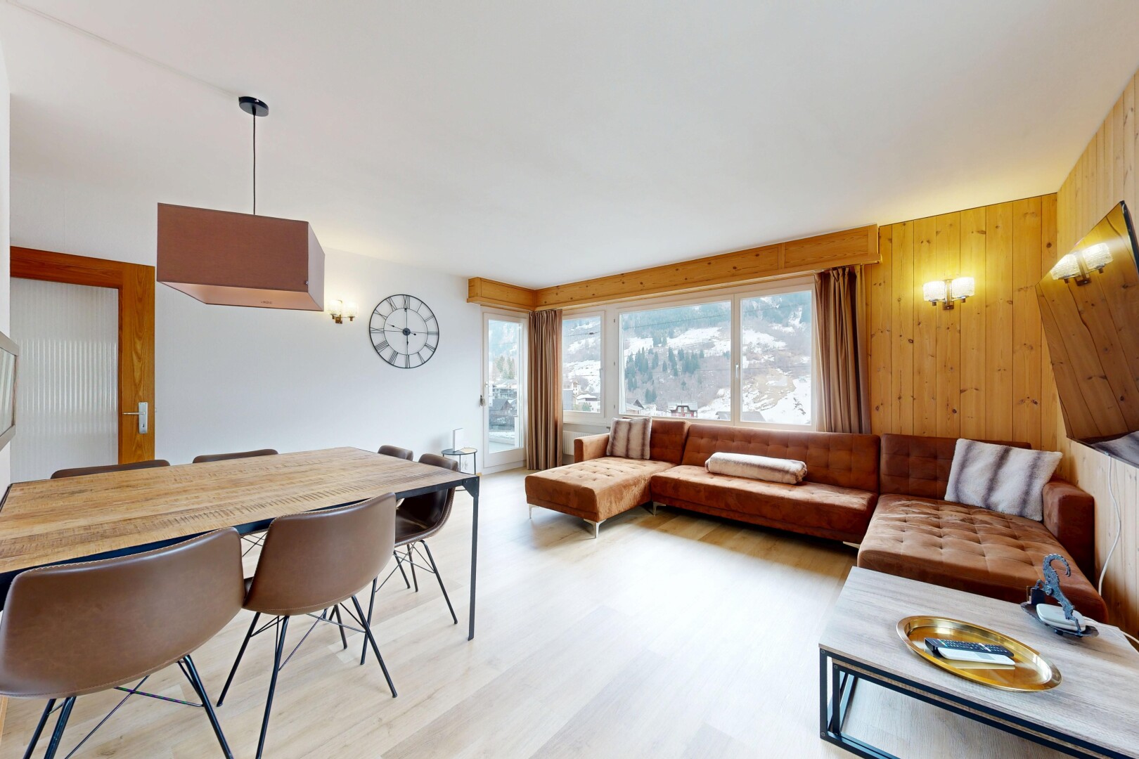 salon / salle à manger avec inside property, mur en bois, wood wall, lumière naturelle, et natural light