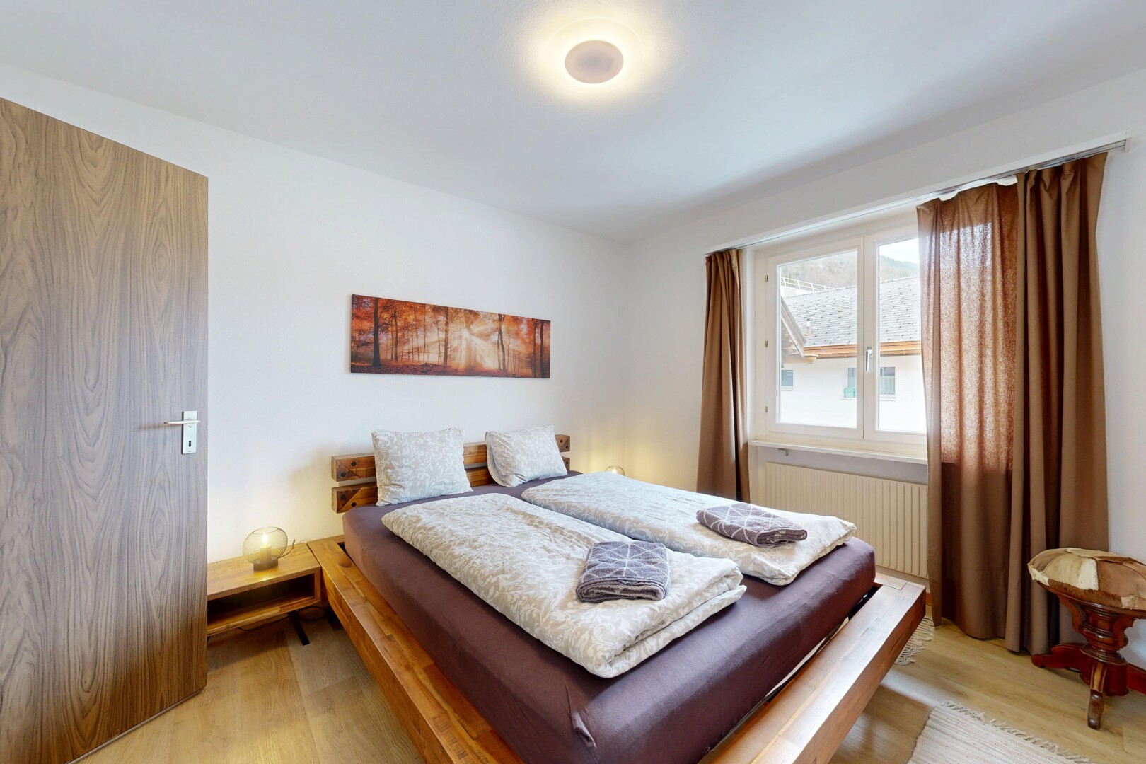 chambre avec radiateur, wood finish floor, sol en finition bois, inside property, et natural light