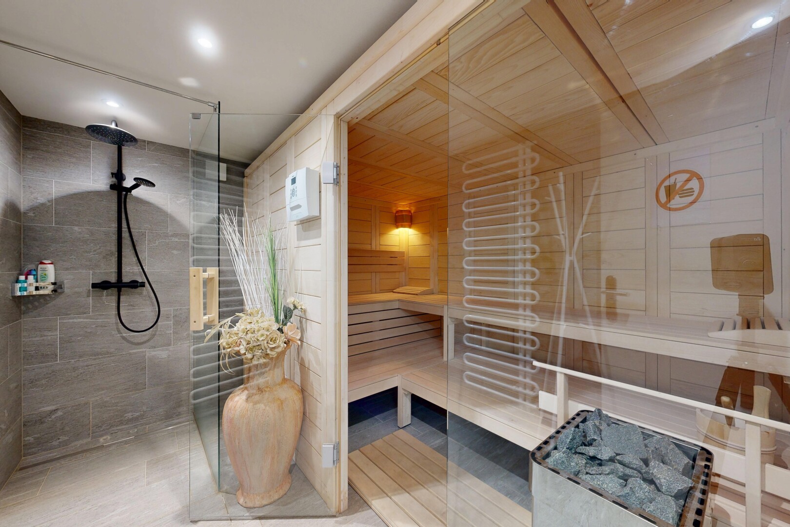 salle de bains avec sauna, salle de bain complète, douche, inside property, et light floor