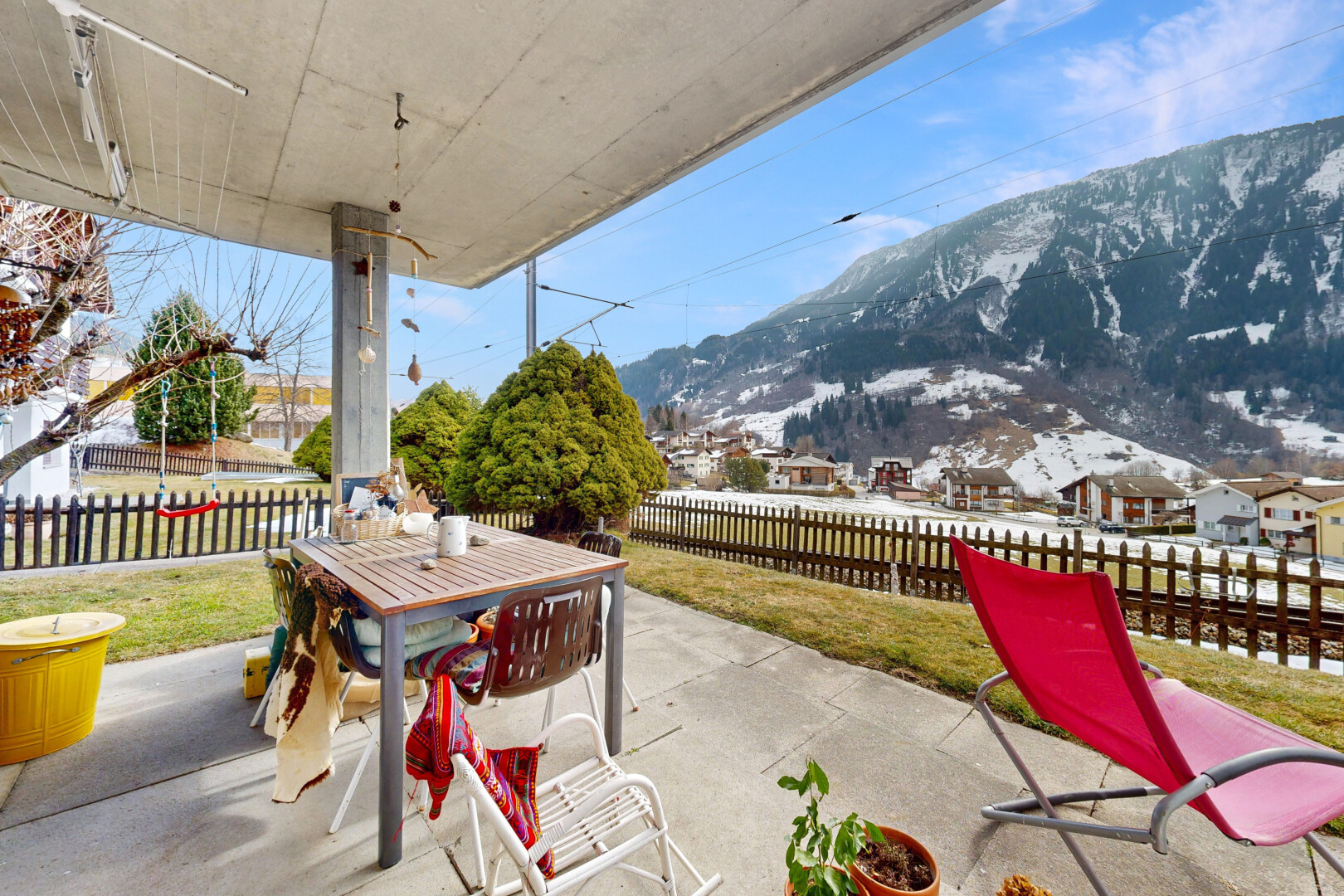 terrasse avec from property, coin repas extérieur, clôture, terrasse, et day time