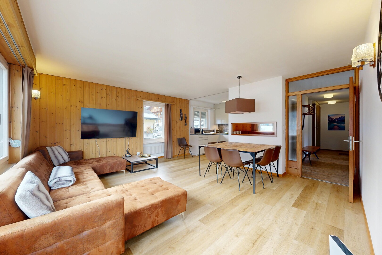 salon / salle à manger avec télévision, inside property, sol en finition bois, wood finish floor, et mur en bois